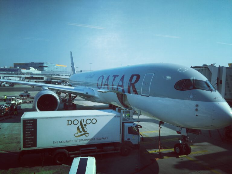 Den passenden Urlaubsort finden_Flugzeug Qatar Airways