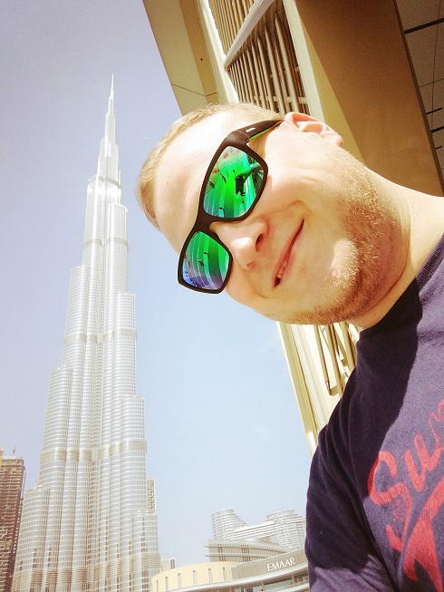 Vor dem Burj Khalifa