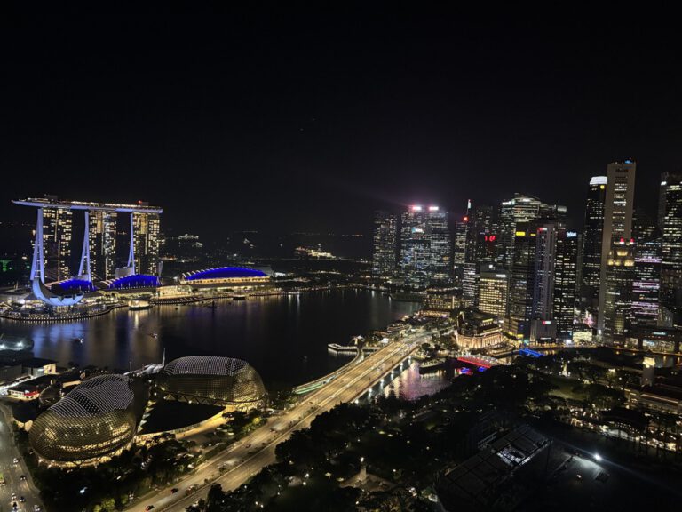 Ausblick auf die Marina Bay Singapur bei Nacht