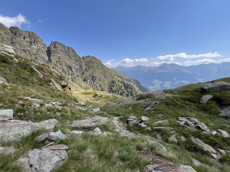 Wanderungen rund um Meran in Südtirol Aufstieg zur Obisell Alm beim Wandern rund um Meran