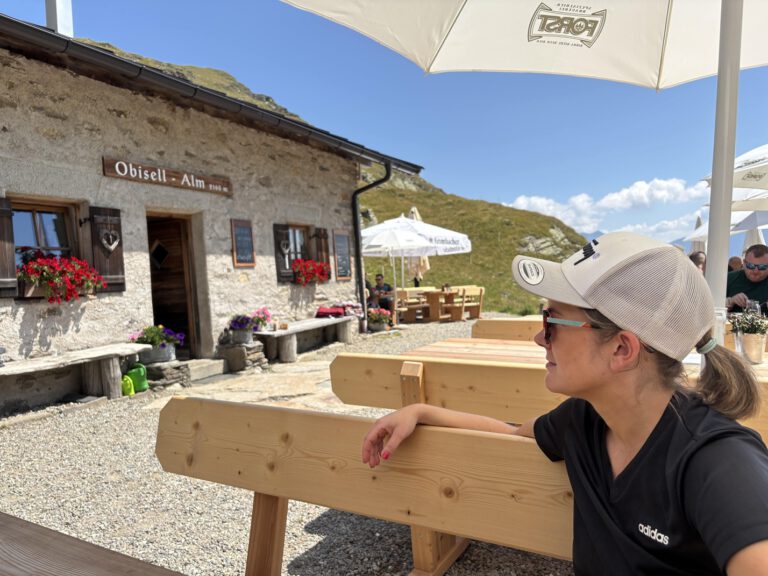 Wanderungen rund um Meran in Südtirol Einkehr auf der Obisell alm